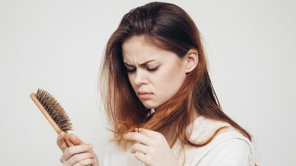 یکی دیگر از روش‌های درمان ریزش مو شدید استفاده از روغن نارگیل است