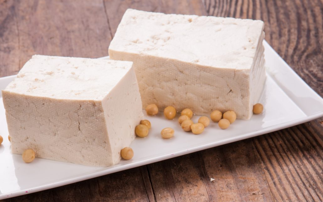 توفو چیست ؟ توفو یا پنیر سویا با نام دیگر «دلمه لوبیا» هم شناخته شده است. 