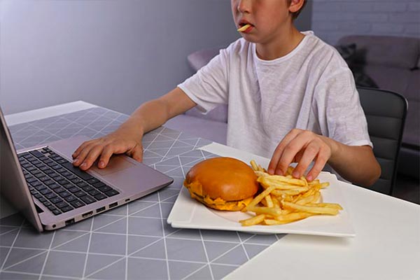 Eating-while-playing-computer-games