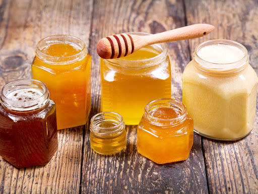 یکی از راه‌های درمان گاز روده در طب سنتی مصرف عسل طبیعی است