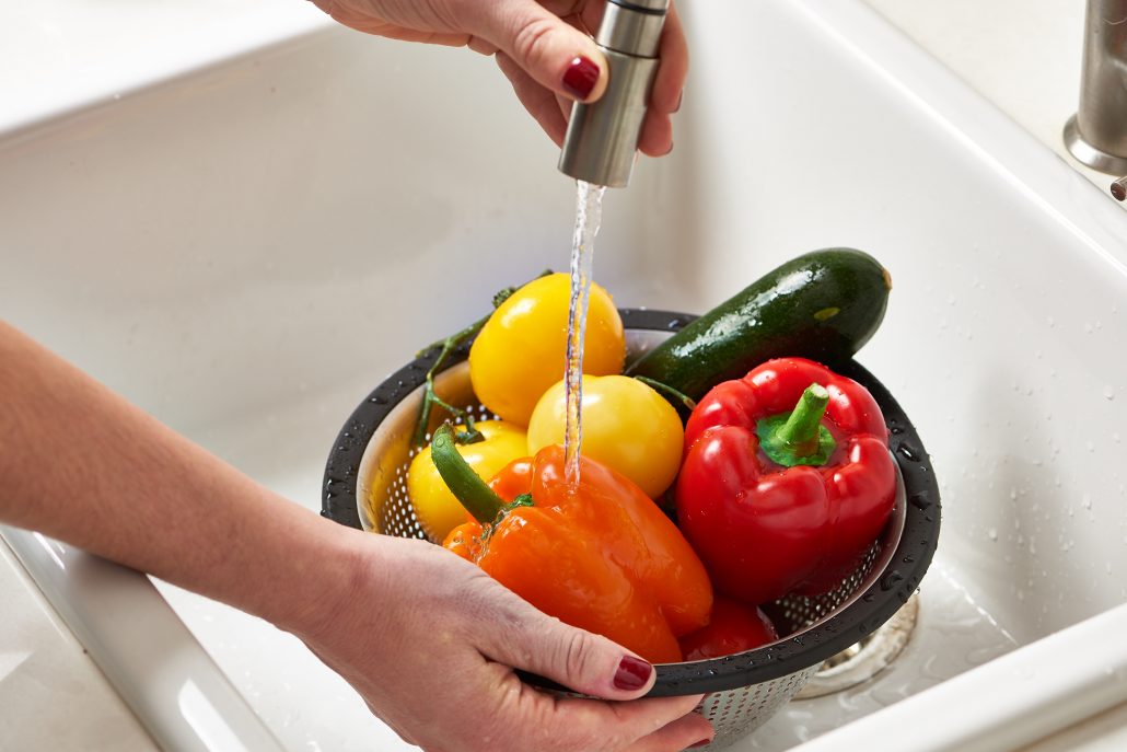 چرا شستن و ضدعفونی کردن میوه و سبزیجات ضرورت دارد؟