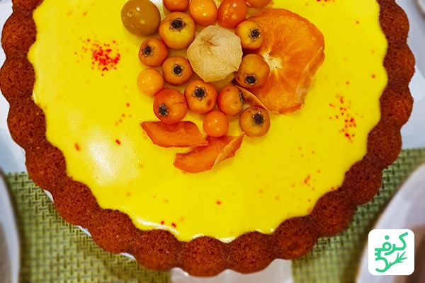 کیک سیب و دارچین و گردو با رویه زعفرانی
